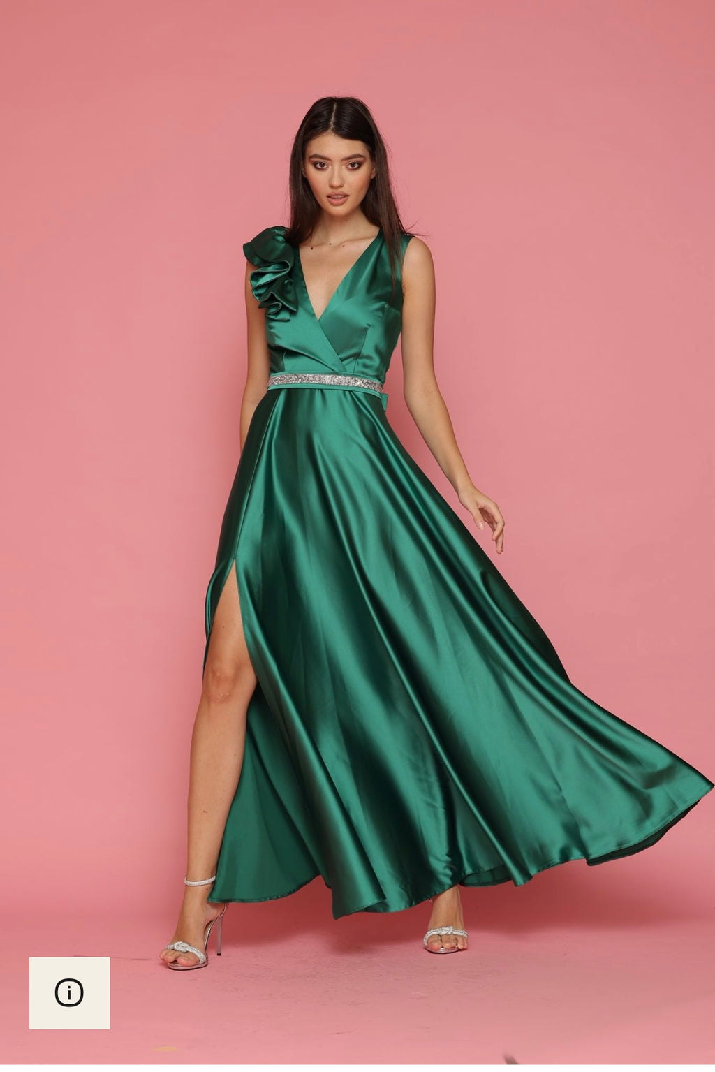 Rochie elegantă lungă satin cu floare pe umăr Clara – Vezuvio
