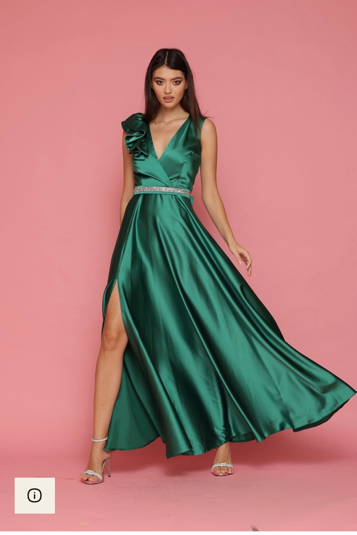 Rochie elegantă lungă satin cu floare pe umăr Clara – Vezuvio
