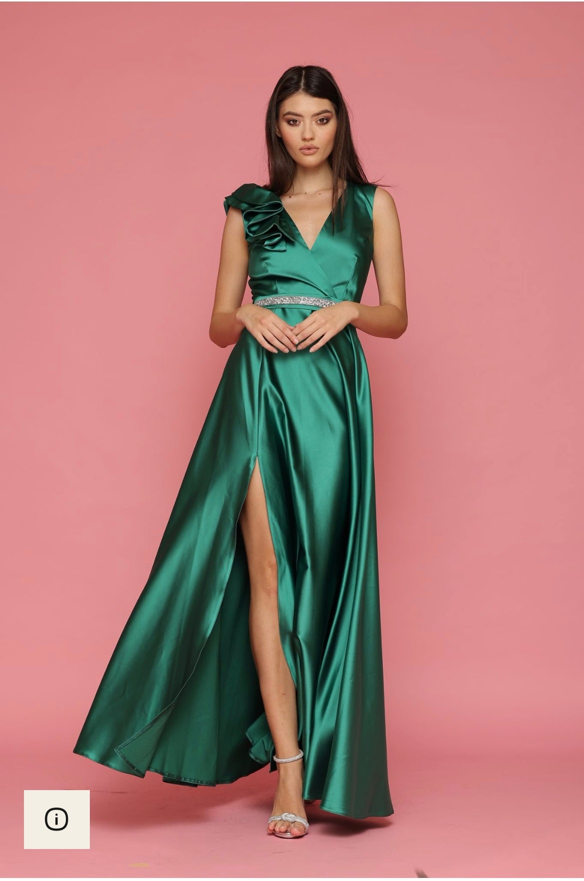 Rochie elegantă lungă satin cu floare pe umăr Clara – Vezuvio