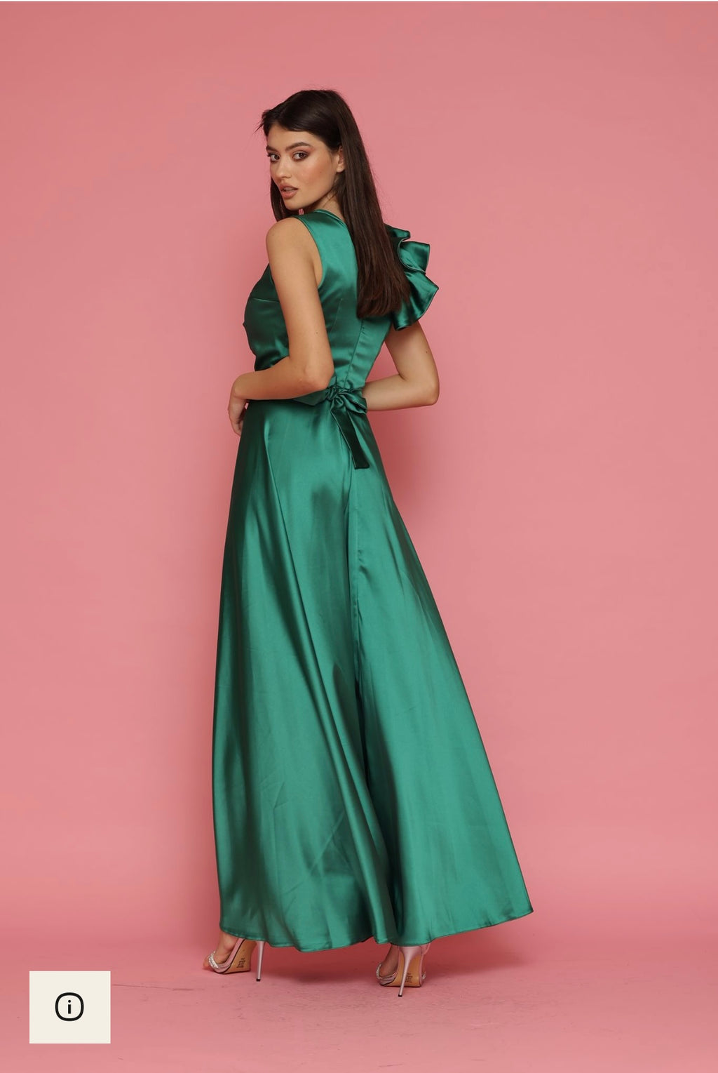 Rochie elegantă lungă satin cu floare pe umăr Clara – Vezuvio