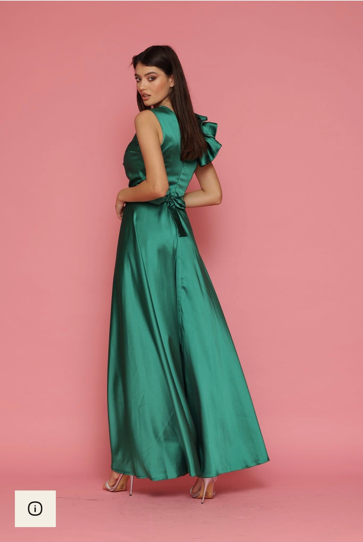 Rochie elegantă lungă satin cu floare pe umăr Clara – Vezuvio