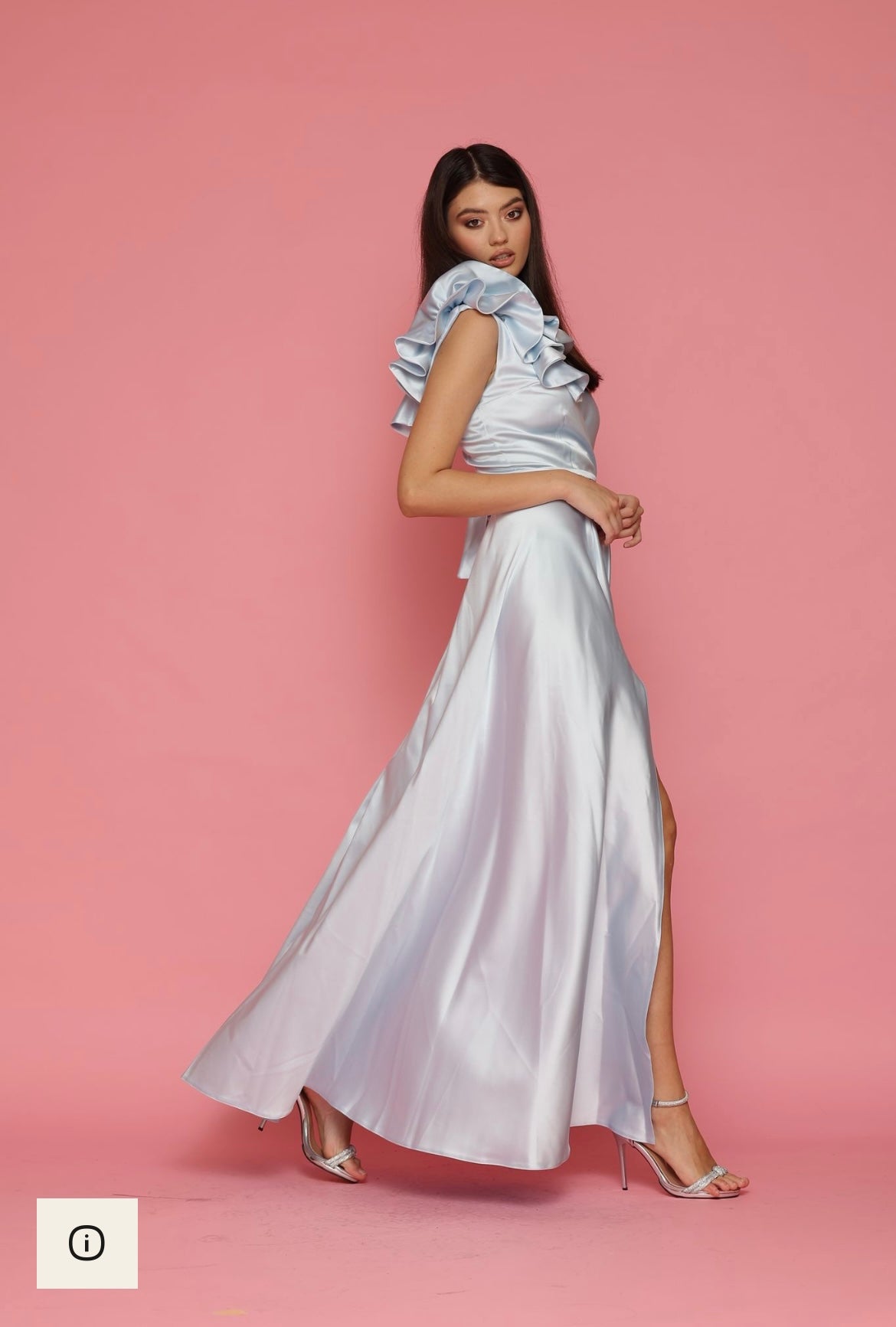 Rochie de seară lungă din satin cu umăr accentuat – Clara