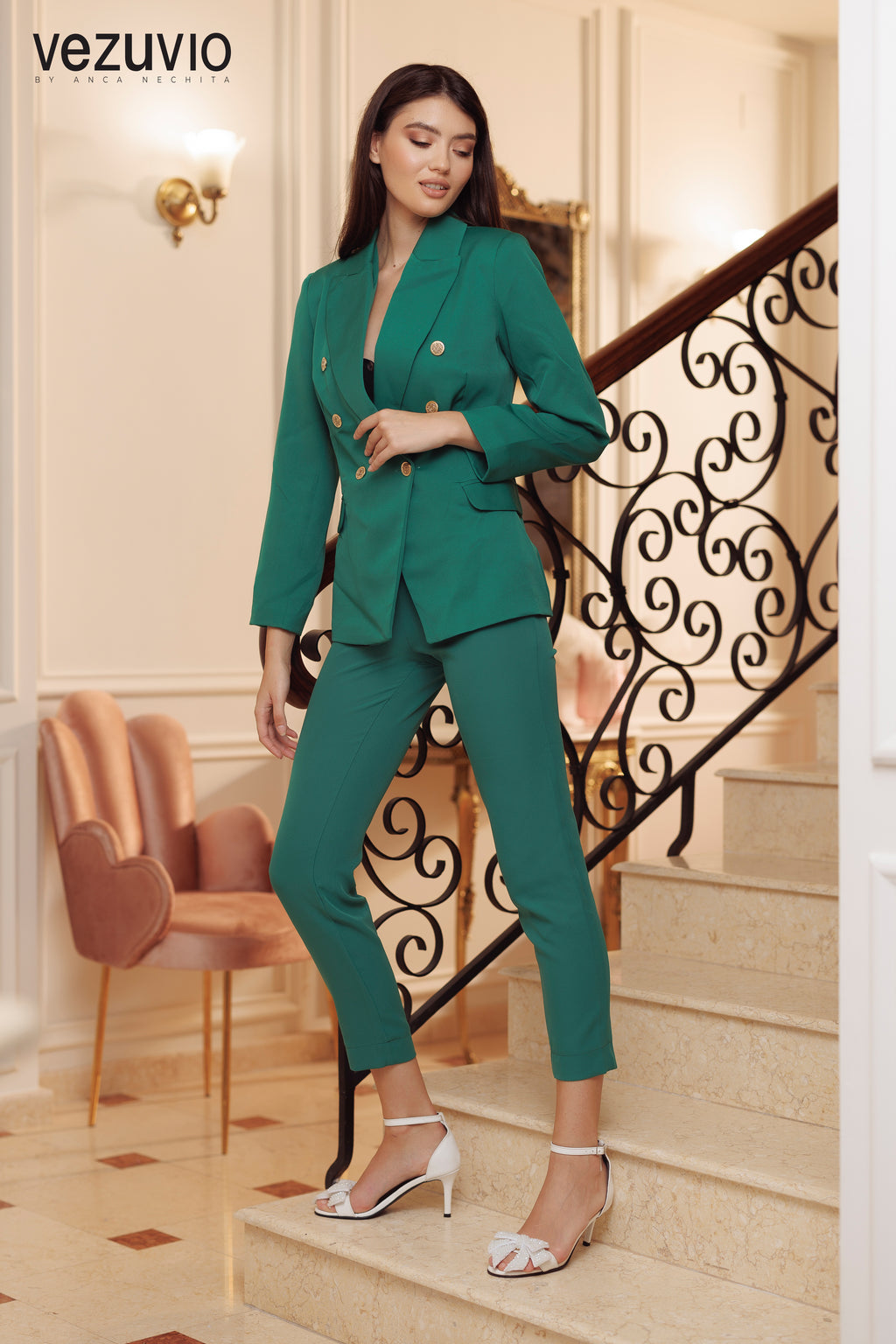 Sacou elegant negru cu nasturi aurii, croială cambrată