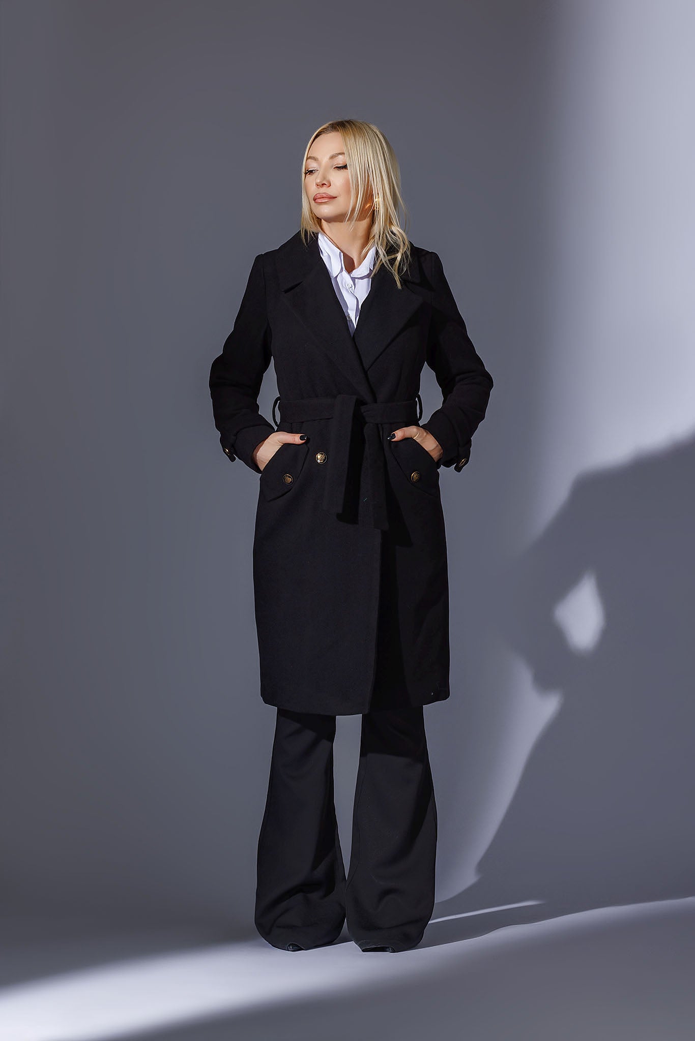 Palton Negru Cambrat din Lână cu Nasturi Aurii – Design Clasic și Elegant