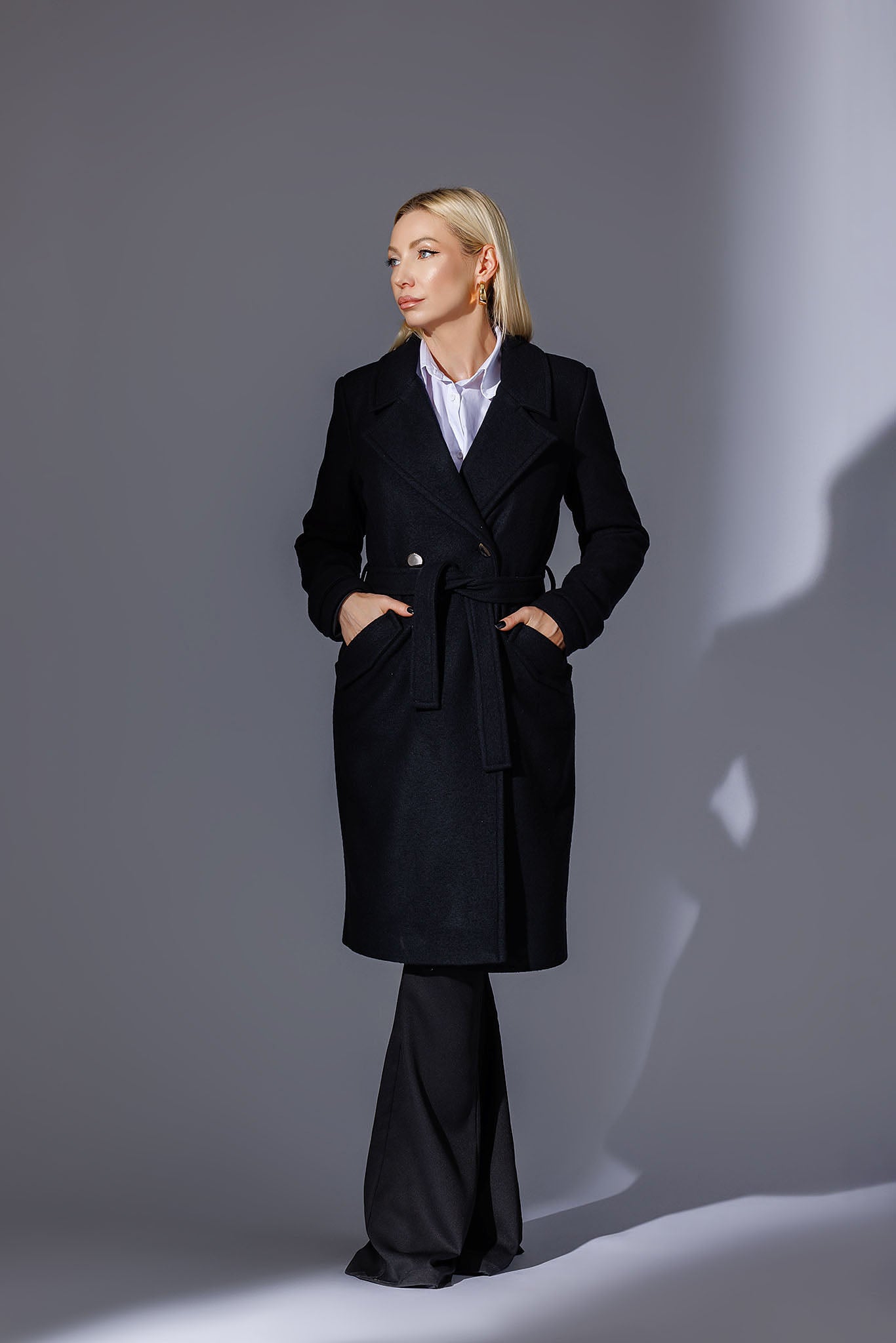 Palton Negru Cambrat din Lână cu Nasturi Aurii – Design Clasic și Elegant